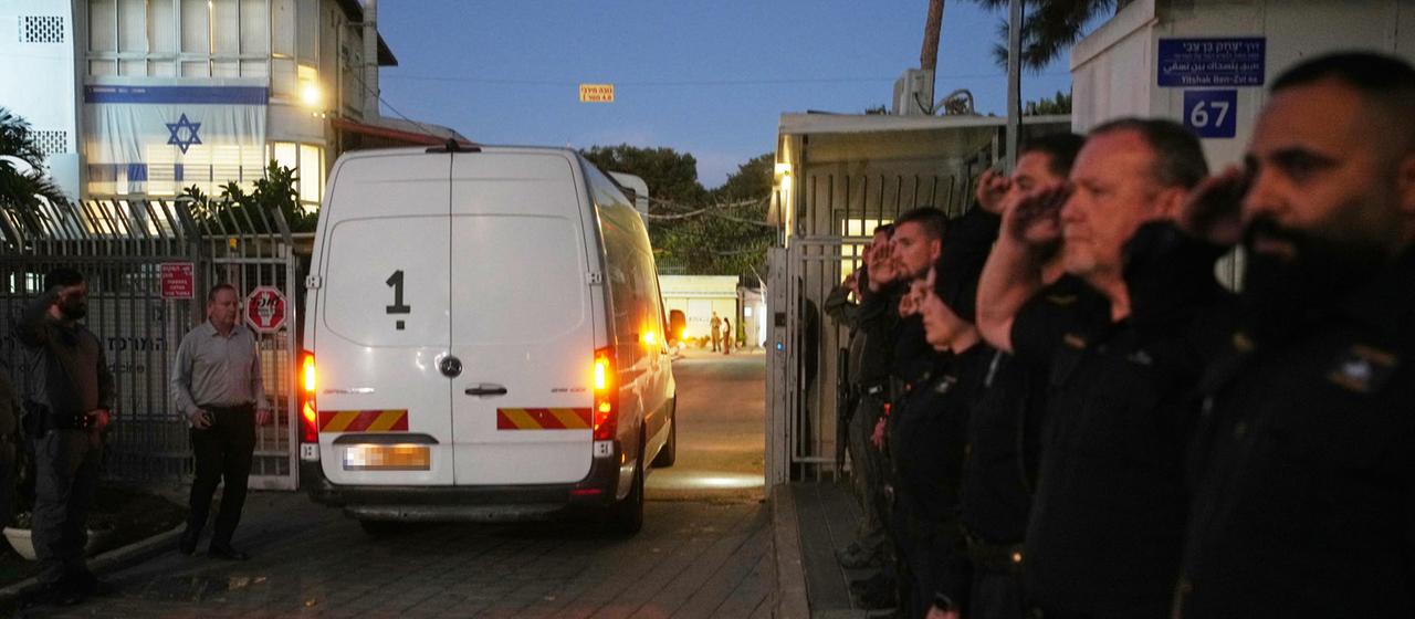 Ein Transporter fährt an Sicherheitskräften am Abu-Kabir-Forensischen Institut in Tel Aviv, Israel vorbei.