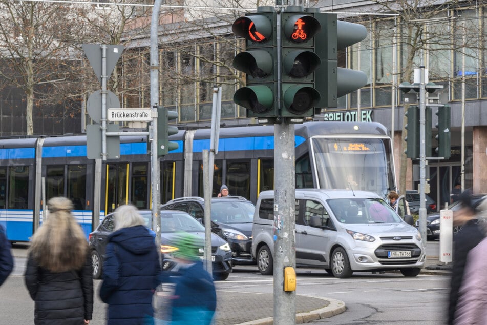 An der Kreuzung Brückenstraße/Straße der Nationen steuern noch klassische Piktogramme den Verkehr – hier könnte Chemnitz künftig mit eigenen Ampelfiguren auffallen.