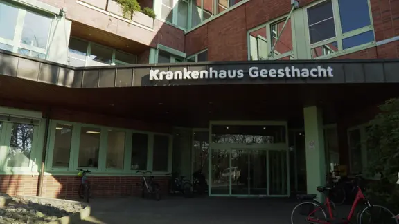 Der Eingang des Johanniter Krankenhauses in Geesthacht.