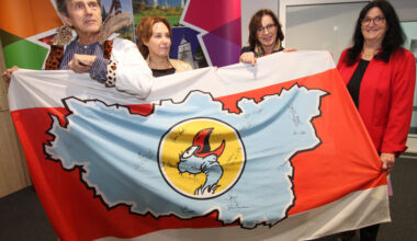 Bürgermeisterin Elke Kappen (l.) unterschrieb im Beisein von Beigeordneter Ingelore Peppmeier (2.v.l.) zur Besiegelung der Veranstaltungspartnerschaft die „Geierabend“-Fahne, die „Steiger“-Darsteller Martin Kaysh und Komödiantin Sandra Schmitz mit ins Rathaus brachten und auf der sich schon zahlreiche Bürgermeister und Oberbürgermeister verewigten. Foto: AG