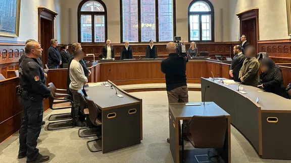 Ein Mann steht vor Gericht in Flensburg.