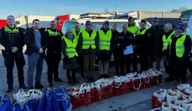 Geschenke an der Raststätte: Polizisten überraschen Lkw-Fahrer