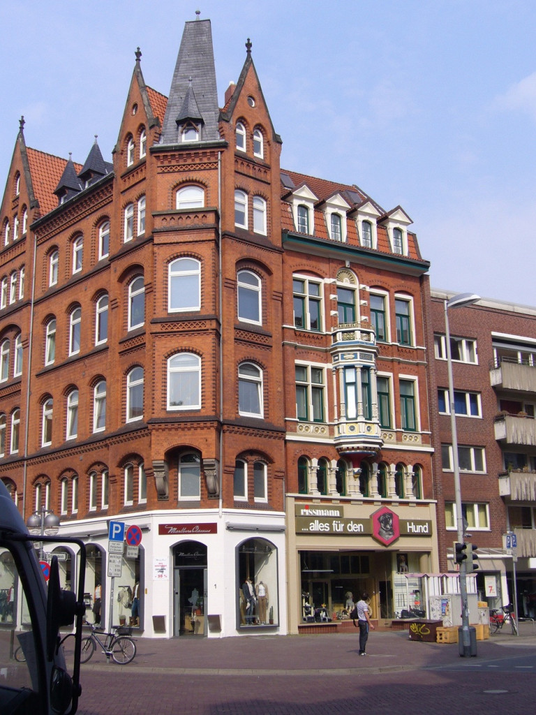 Historisches Gebäude mit dem Geschäft Rissmann – alles für den Hund in der Innenstadt