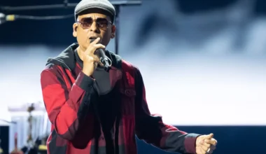 COLOGNE, GERMANY - DECEMBER 16:  (EDITORIAL USE ONLY) Xavier Naidoo performs live during a concert at Lanxess Arena on Dec...