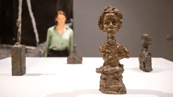 "Büste von Annette IV" in der Ausstellung Alberto Giacometti