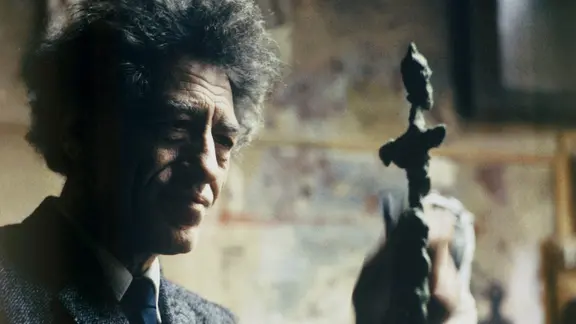 Alberto Giacometti arbeitet in seinem Atelier (1962) an einer Skulptur. 
