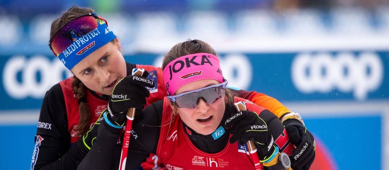 Katharina Hennig Dotzler tröstet Laura Gimmler im Ziel