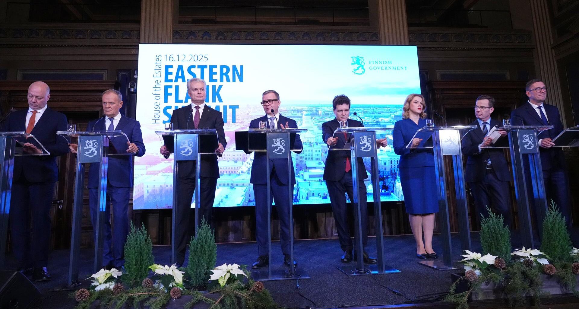 Die Premierminister von Bulgarien, Polen, Litauen, Finnland, Rumänien, Lettland, Schweden und Estland stehen stehen zusammen.