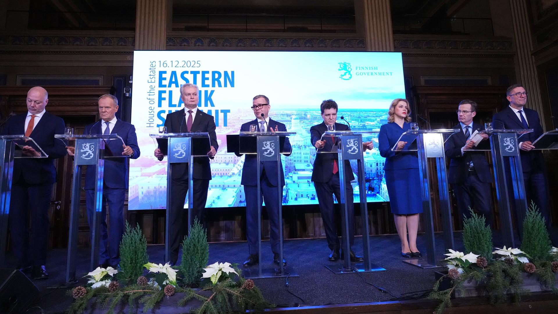 Die Premierminister von Bulgarien, Polen, Litauen, Finnland, Rumänien, Lettland, Schweden und Estland stehen stehen zusammen.