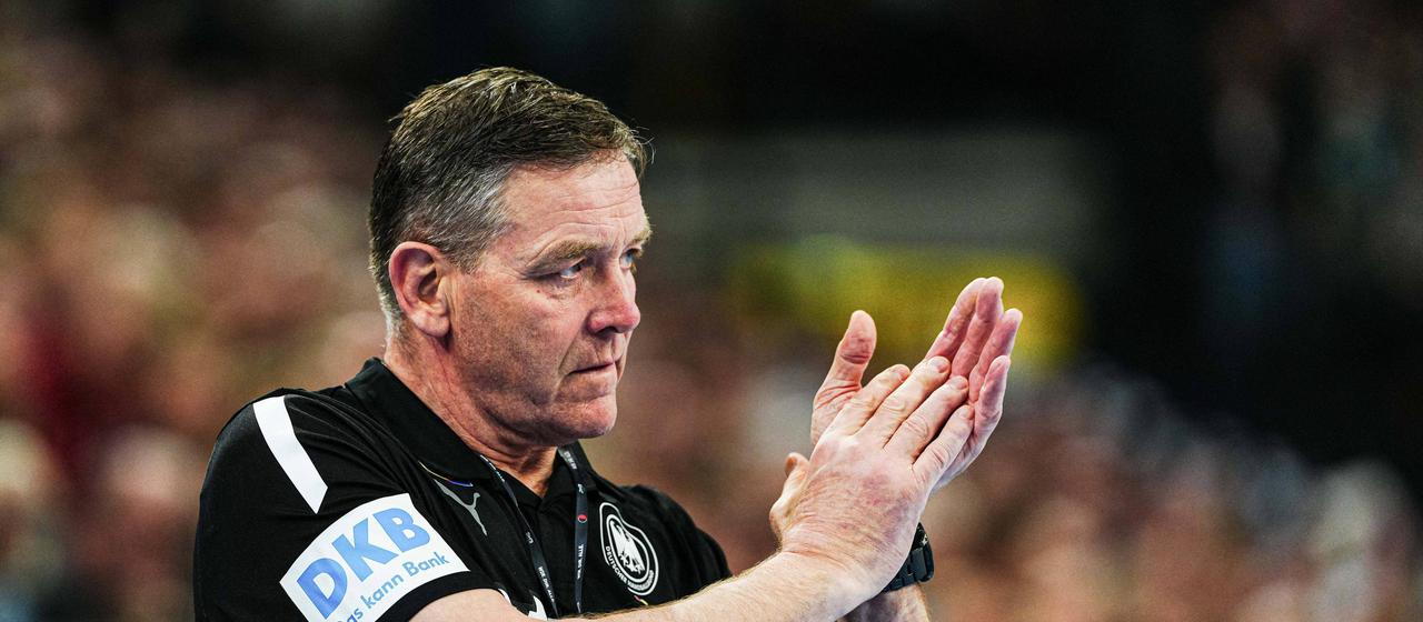 Deutschlands Handball-Nationaltrainer Alfred Gislason klatscht seinem Team zu