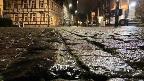 vereistes Kopfsteinpflaster einer Straße