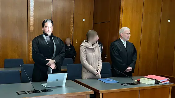 Die angeklagte Sozialarbeiterin steht im Landgericht Göttingen.