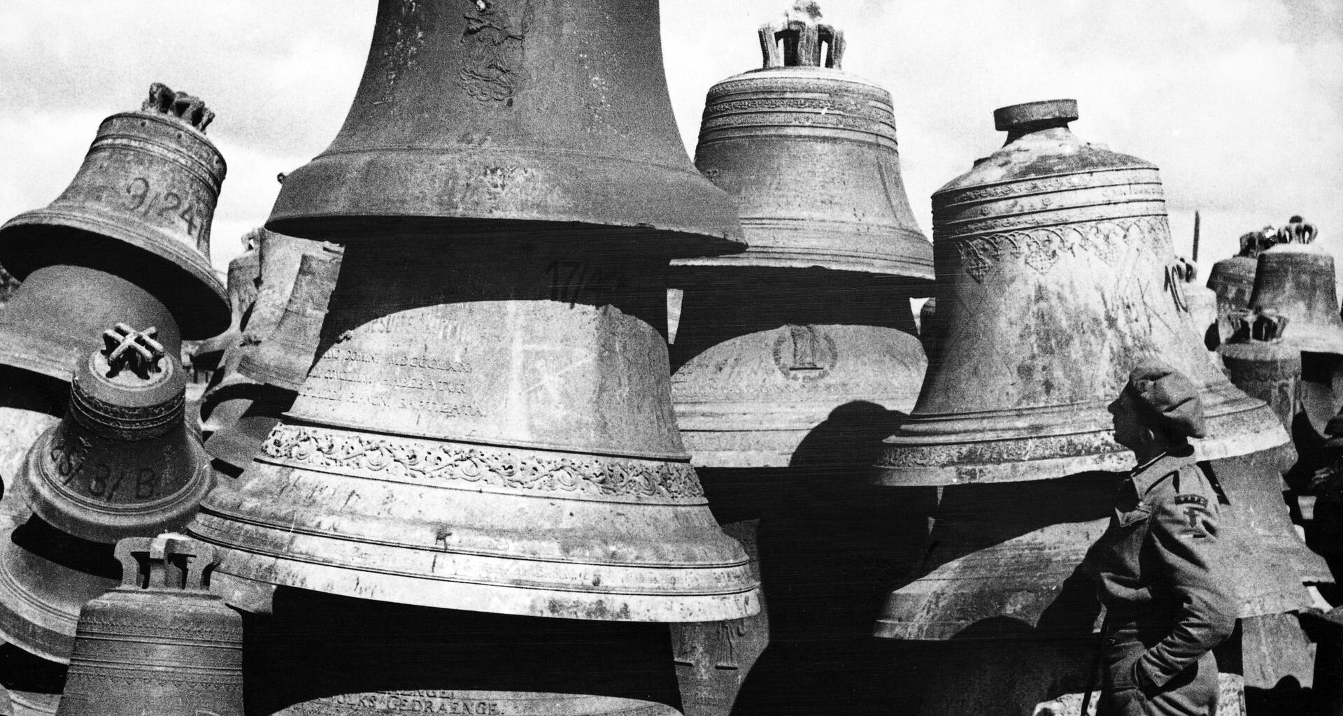 Ein britischer Soldat betrachtet Glocken ohne weitere Angaben um 1947/1948