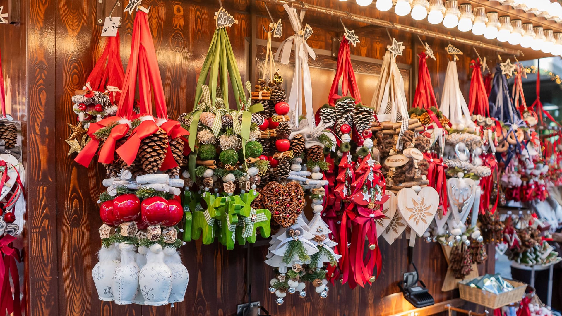 Glühweinstand auf einem Weihnachtsmarkt (Symbolbild): In Baddeckenstedt gibt es einen Christkindlmarkt der besonderen Art.
