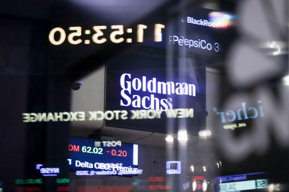 Die US-Investmentbank Goldman Sachs bleibt auch 2025 in der Rangliste der M&A-Berater in Deutschland unangefochten die Nummer eins: Ihre Banker begleiteten 35 Transaktionen im Wert von 92,9 Mrd. Dollar. Auf Platz zwei folgt die US-Bank JP Morgan, die sich vom zehnten Platz nach oben gearbeitet und Morgan Stanley auf Rang drei verdrängt hat. Platz vier behauptet die Deutsche Bank, die damit auf ihrem Heimatmarkt die größte europäische M&A-Bank bleibt.
