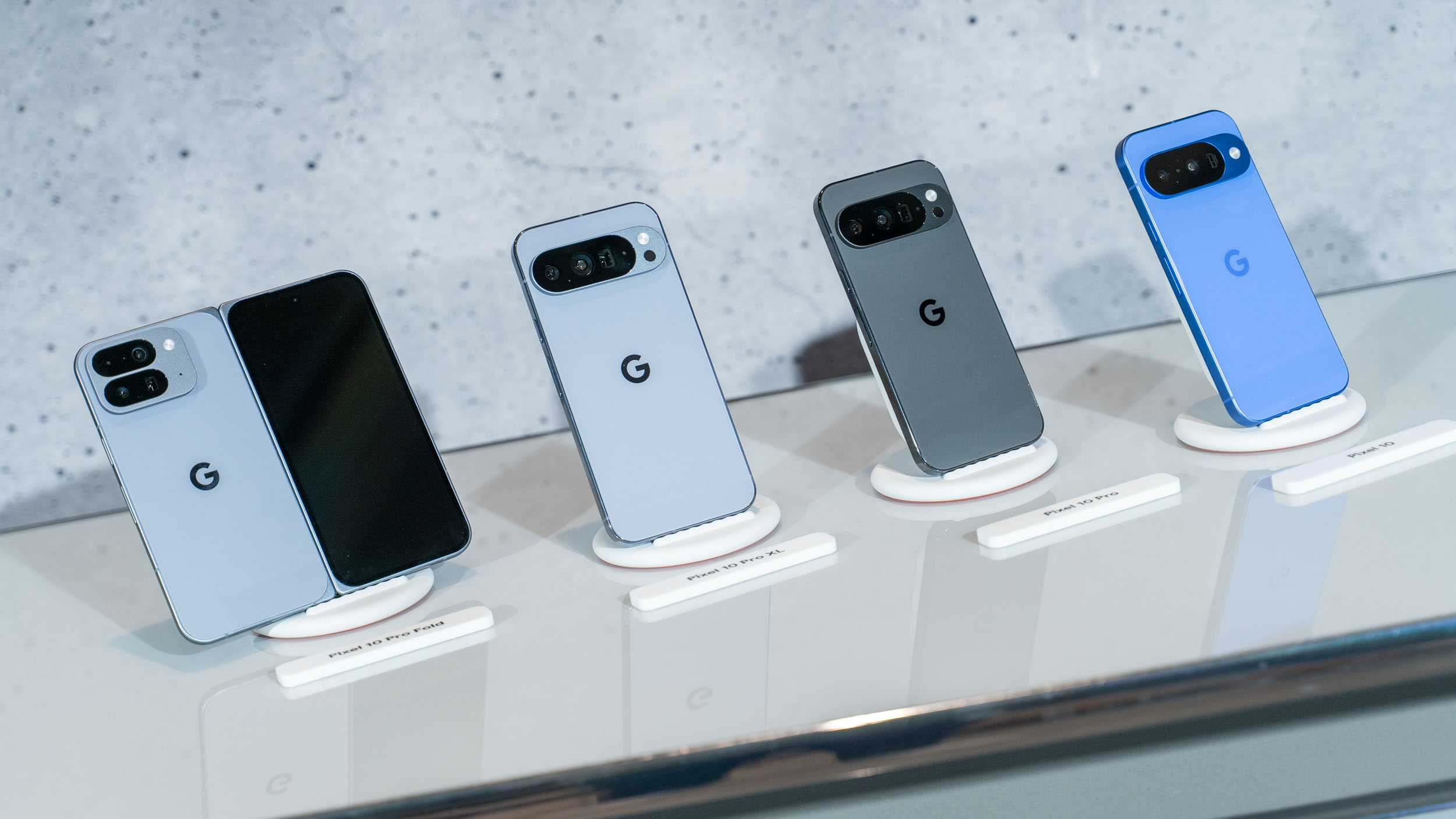 google pixel 10 smartphone serie auf ständern leicht schräg