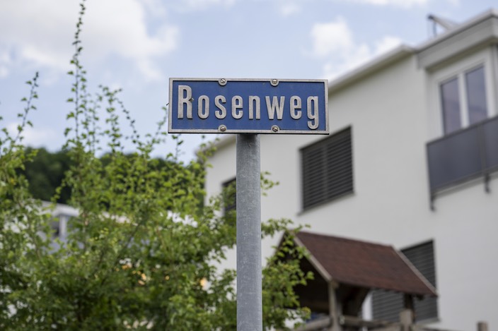 Lauwiler besitzt inzwischen Ländereien in neun Kantonen. So auch die Quartierstrasse Rosenweg in der Gemeinde Geuensee im Kanton Luzern