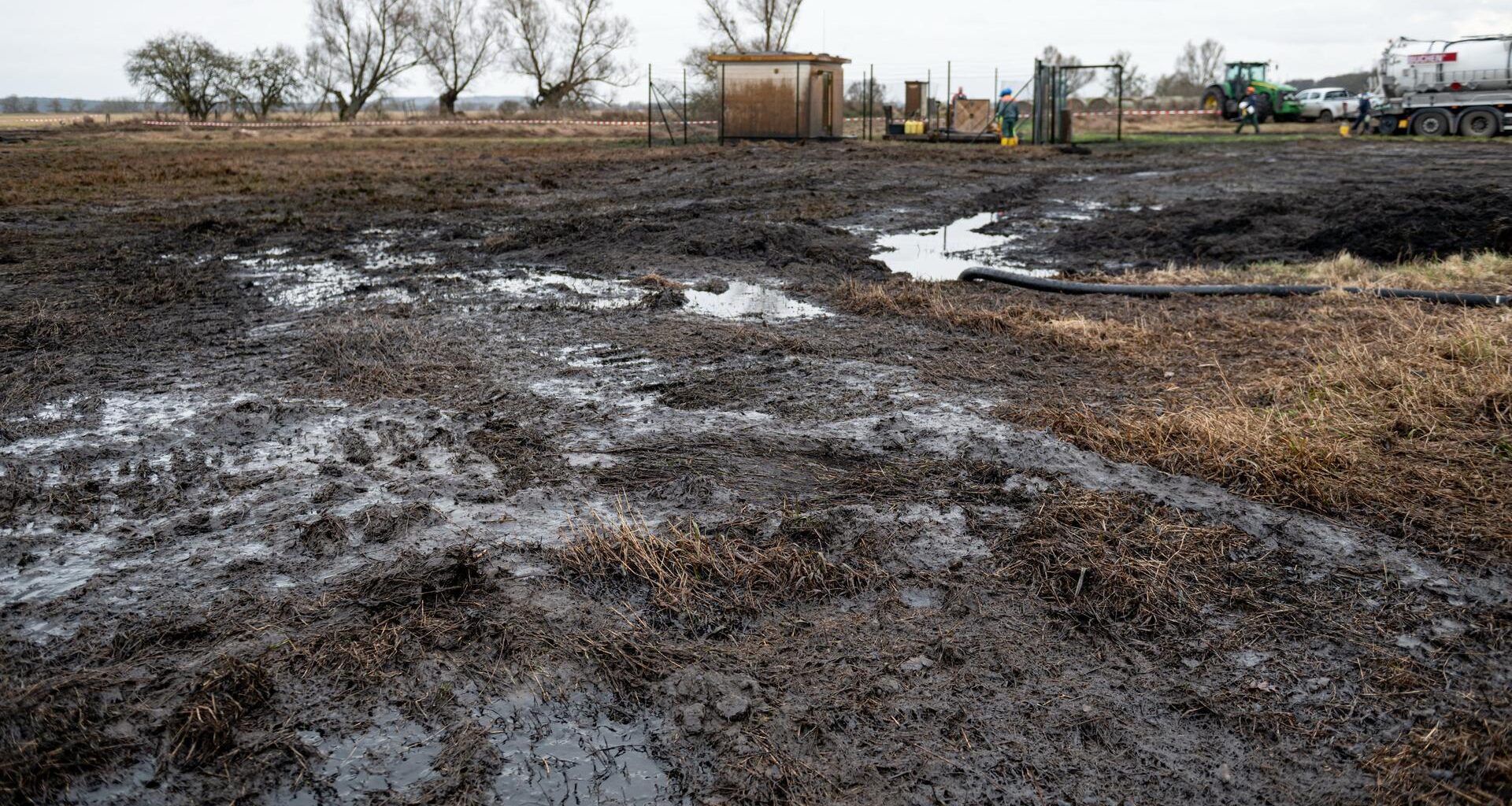 Brandenburg, Gramzow: Blick auf das verunreinigte Gelände, nach einem Leck an einer PCK-Pipeline.