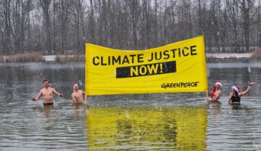 Greenpeace-Anhänger gehen aus Protest im Kuhsee baden