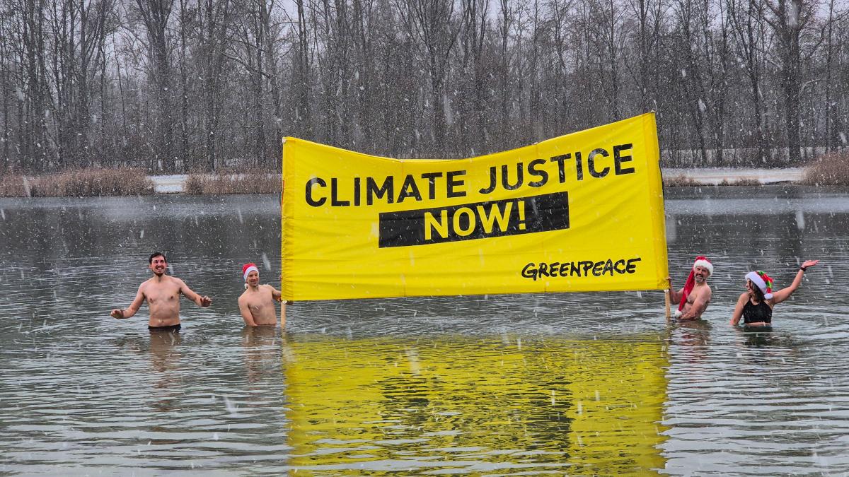 Greenpeace-Anhänger gehen aus Protest im Kuhsee baden