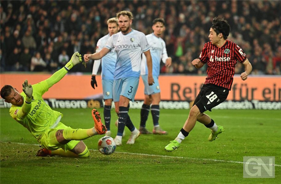 Großchance für Hannover: Daisuke Yokota scheitert an Bochums Torwart Timo Horn. Foto: Swen Pförtner/dpa