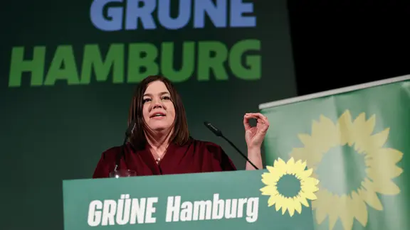 Katharina Fegebank (Grüne) spricht bei einer Landesmitgliederversammlung