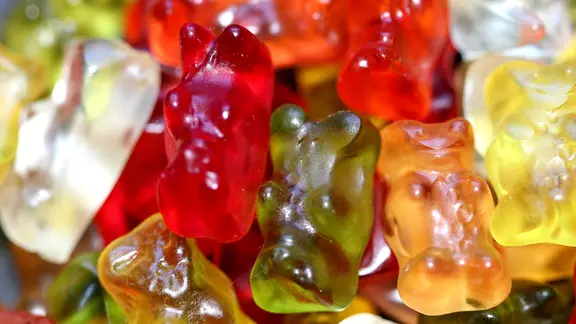 Bunte Gummibären liegen auf einem Haufen.