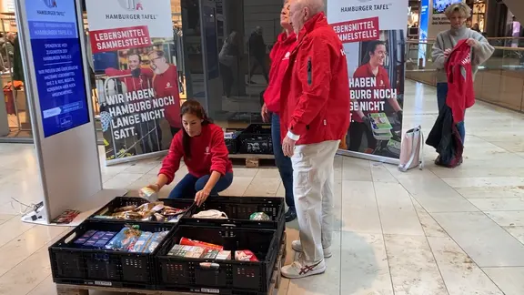 Julia Bauer mit ihrem Team von der Hamburger Tafel sortieren Spenden während einer Spendenaktion in der Europa Passage.