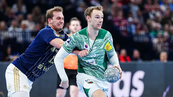Niklas Weller (Handball Verein Hamburg, 13), Mathias Gidsel (Fuechse Berlin, 19)