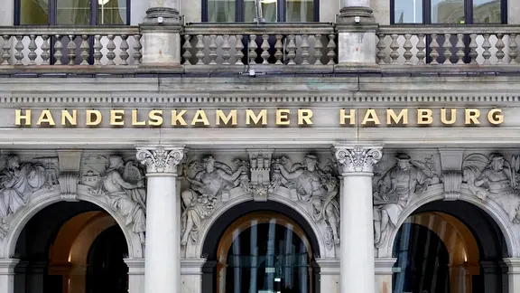 Auf der Fassade des Handelskammer-Gebäudes in Hamburg steht in goldenen Versalien der Schriftzug "Handelskammer Hamburg".