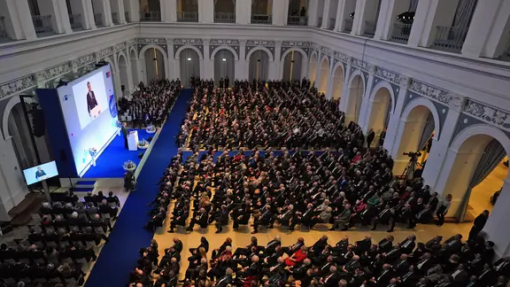 Jochen Spethmann, Vorsitzender der Versammlung Ehrbarer Kaufleute (VEEK), spricht während der Versammlung Ehrbarer Kaufleute in der Hamburger Handelskammer vor Hunderten Zuhörern.