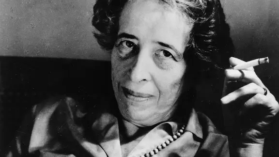 Hannah Arendt blickt in die Kamera