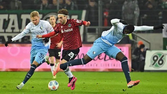 Hannovers Kolja Oudenne (M.) setzt sich gegen die Bochumer Leandro Morgalla (l.) und Ibrahima Sissoko durch.
