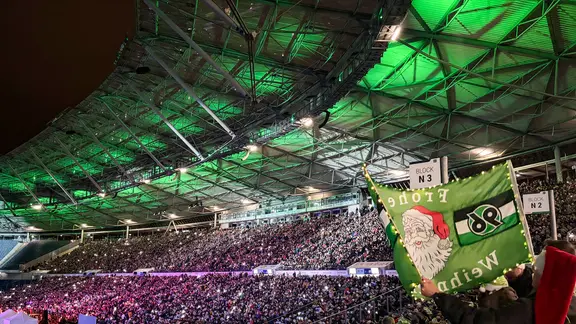 Menschen beim Weihnachtssingen im Stadion in Hannover | NDR, Nadja Babalola Menschen beim Weihnachtssingen im Stadion in Hannover
