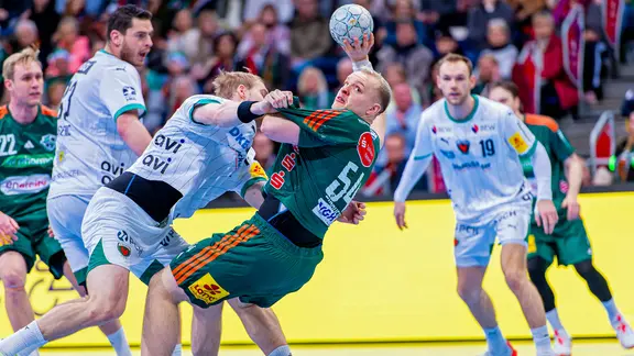 Hannovers Justus Fischer am Ball