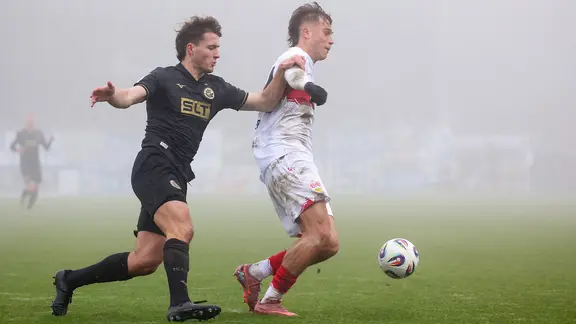 Rostocks Benno Dietze gegen Stuttgarts Christopher Olivier | IMAGO / Pressefoto Baumann Rostocks Benno Dietze gegen Stuttgarts Christopher Olivier