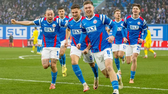 Hansa-Torschütze Jonas Dirkner (8) und Teamkollegen | picture alliance / Fotostand Hansa-Torschütze Jonas Dirkner (8) und Teamkollegen