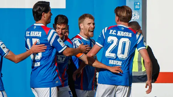 Rostocks Spieler Ahmet Gürleyen, Marco Schuster, Andreas Voglsammer und Ryan Naderi bejubeln einen Treffer. | IMAGO / Andy Bünning Rostocks Spieler Ahmet Gürleyen, Marco Schuster, Andreas Voglsammer und Ryan Naderi bejubeln einen Treffer.
