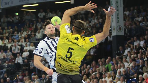 War mit sieben Toren der beste Schütze des THW Kiel: Harald Reinkind (links), hier gegen Antonio Serradilla vom TVB Stuttgart.