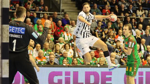 Mit sieben Feldtoren war Harald Reinkind (THW Kiel, Mitte), hier gegen Keeper Sergey Hernandez Ferrer (links) und Felix Claar vom SC Magdeburg, der beste Schütze aus dem Spiel heraus.