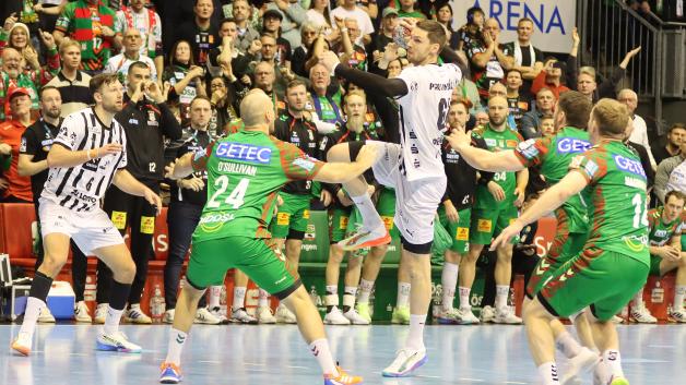 Nur Sekunden, nachdem Harald Reinkind (links) gescheitert ist, gleicht Hendrik Pekeler (2. von rechts) hier für den THW Kiel zum Endstand aus. Christian O’Sullivan (2. von links), Omar Ingi Magnusson (vorne rechts) und Elvar Örn Jonsson (hinten rechts) vom SC Magdeburg haben das Nachsehen.