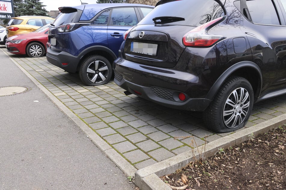 Mehrere Reifen platt! In der Robert-Siewert-Straße war offenbar ein Reifenstecher unterwegs.