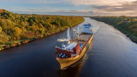 Ein Schiff im Nord-Ostsee-Kanal.