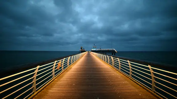 Ein winterlicher Sonnenaufgang auf der Seebrücke in Grömnitz. Klaus Erlwein aus Schashagen (Kreis Ostholstein) verdanken wir dieses tolle Bild. | Klaus Erlwein Die Seebrücke in Grömnitz bei Sonnenaufgang.