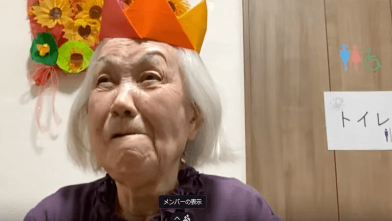 Hisako Sakai trägt eine Krone nach dem Gewinn eines eSports-Turniers.