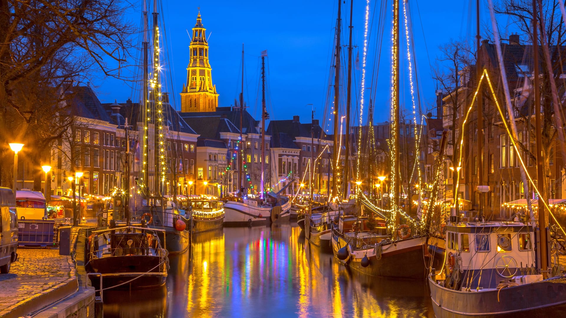 Historische Schiffe in Groningen (Archivfoto): Zum alljährlichen WinterWelVaart erstrahlen die Boote im Lichterglanz. Historische Schiffe in Groningen (Archivfoto): Zum alljährlichen WinterWelVaart erstrahlen die Boote im Lichterglanz.