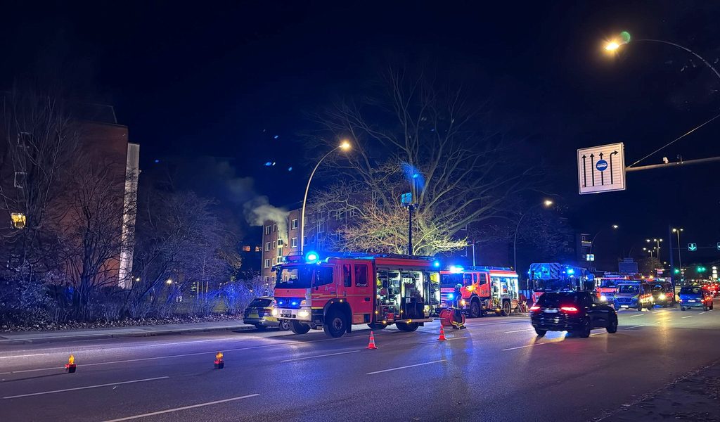 Großeinsatz bei Wohnungsbrand: Rettung durch verqualmtes Treppenhaus