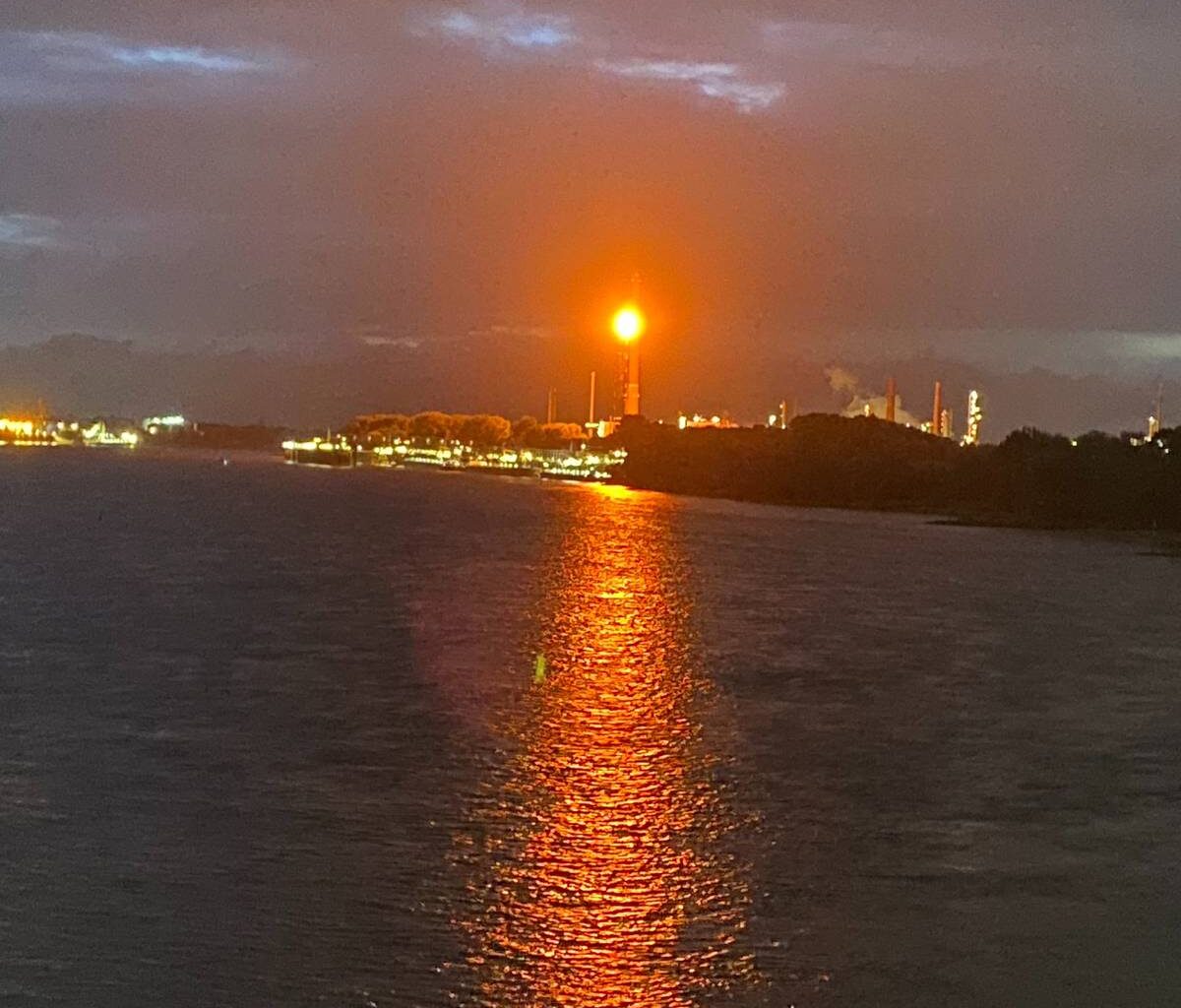 Hochfackel bei Shell in Godorf brennt