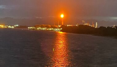 Hochfackel bei Shell in Godorf brennt