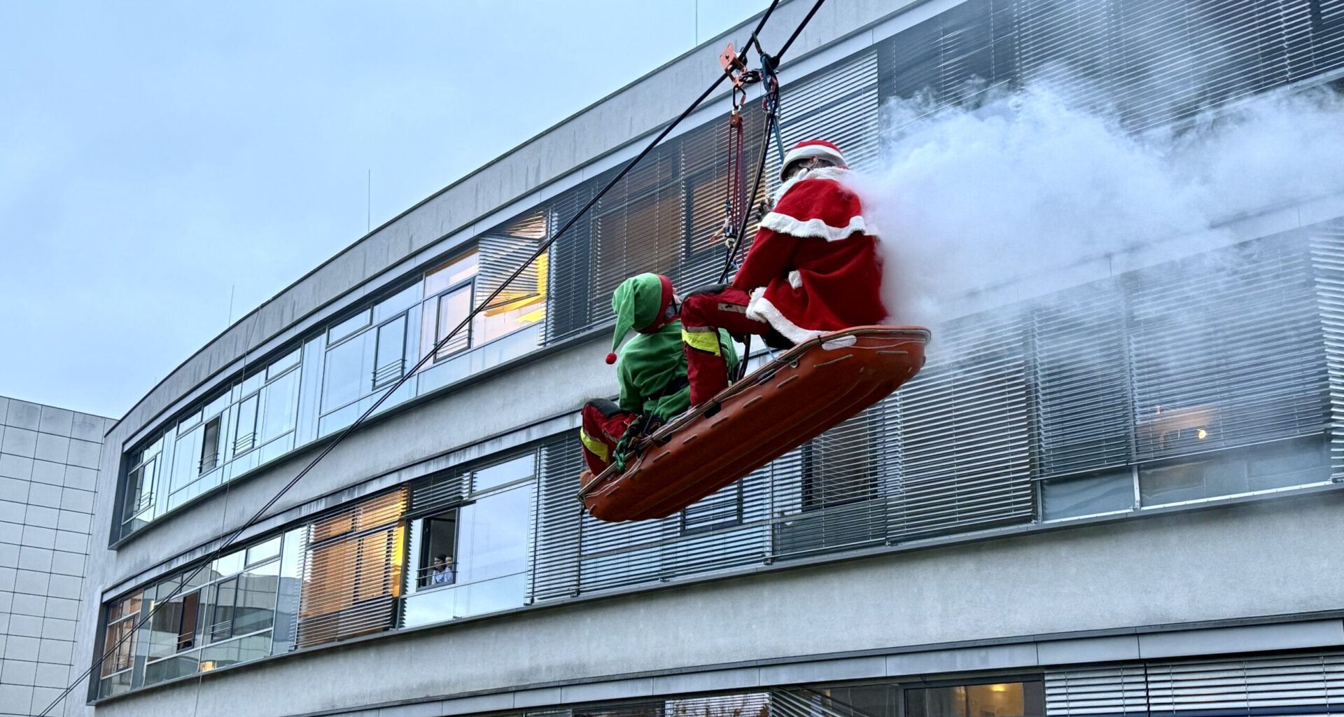 Mit Video | Karlsruher Höhenretter überraschen kleine Patienten zum Nikolaustag
